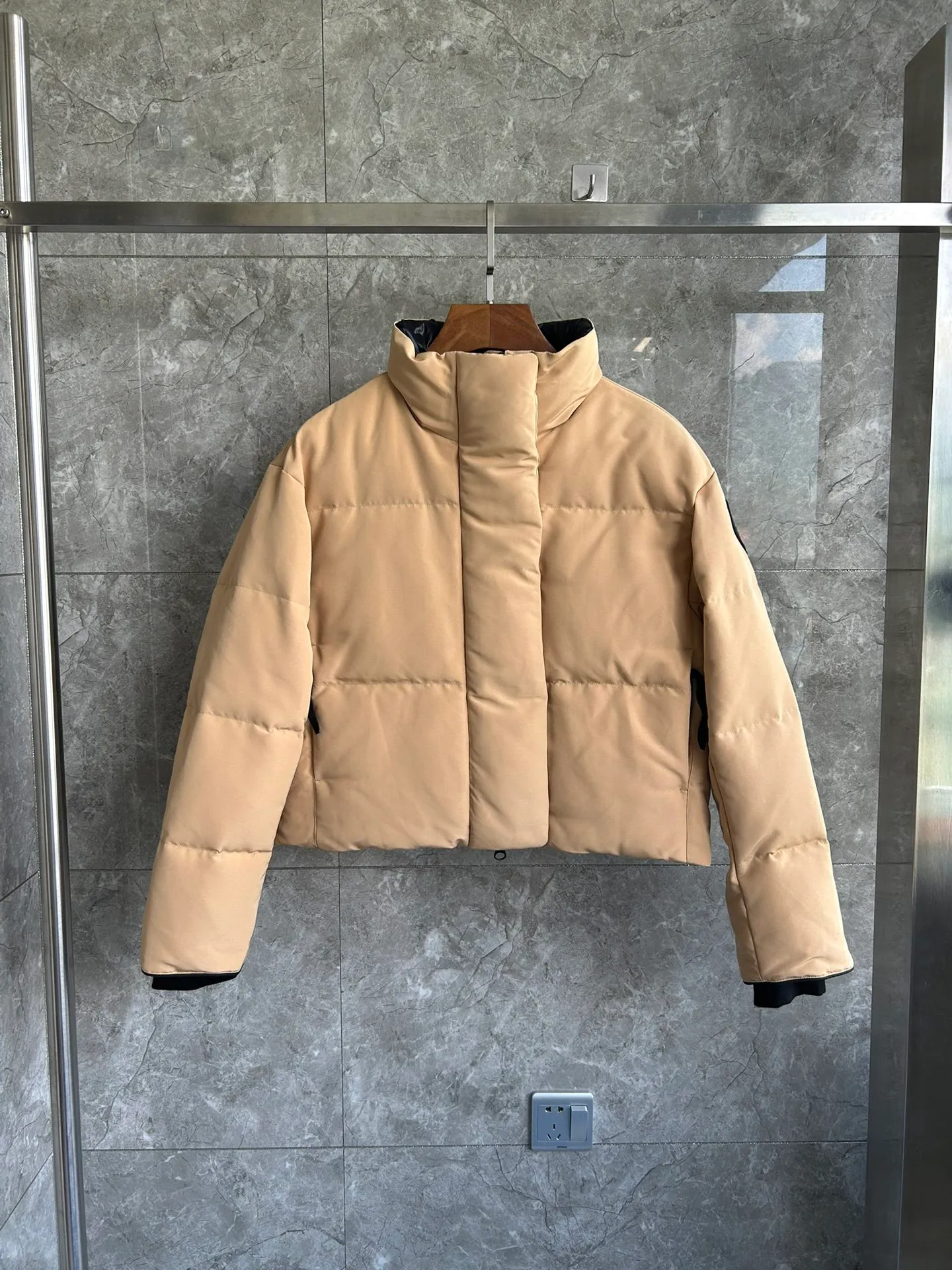 P880 E2266WB Grandview black label short jacket down jacket. Constructed from Arctic Tech recycled fabric®, it features a cinchable hem for sleek styling and storage. Color: Beige. Size: XS S M L XL.